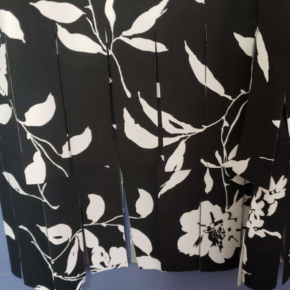Black and white floral skirt - Picture 2 of 3